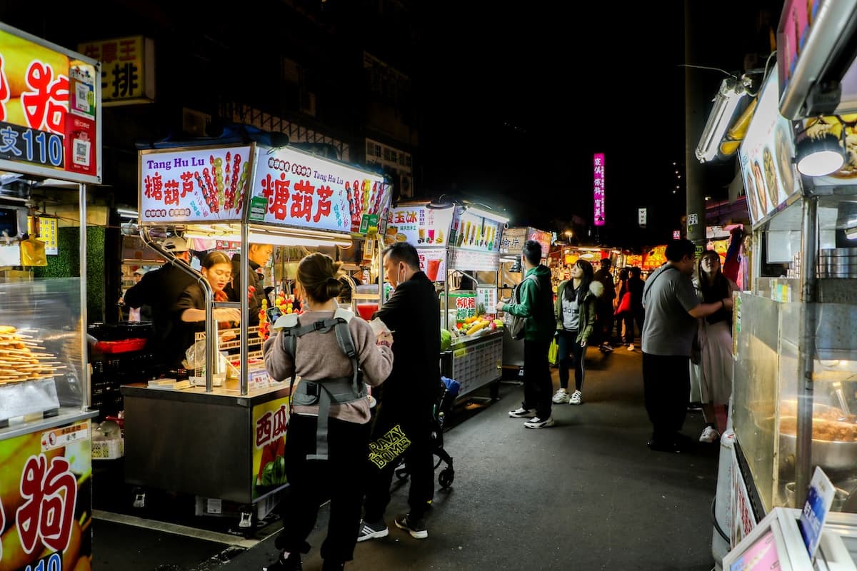 “ナイトグルメツアー”九?の夜景と饒河街夜市散策|台湾旅行はサラトラベル台湾