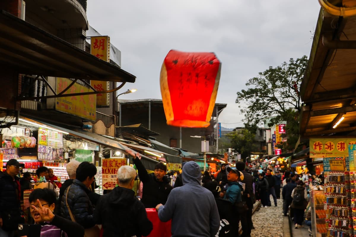 “平渓線沿線ぐるり旅”十分＆猫村と九?老街1日観光|台湾旅行はサラトラベル台湾